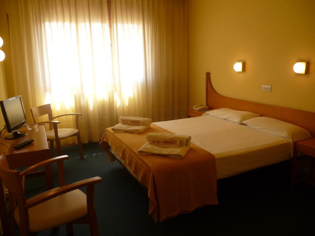 Hotel Pradas 哈卡 外观 照片